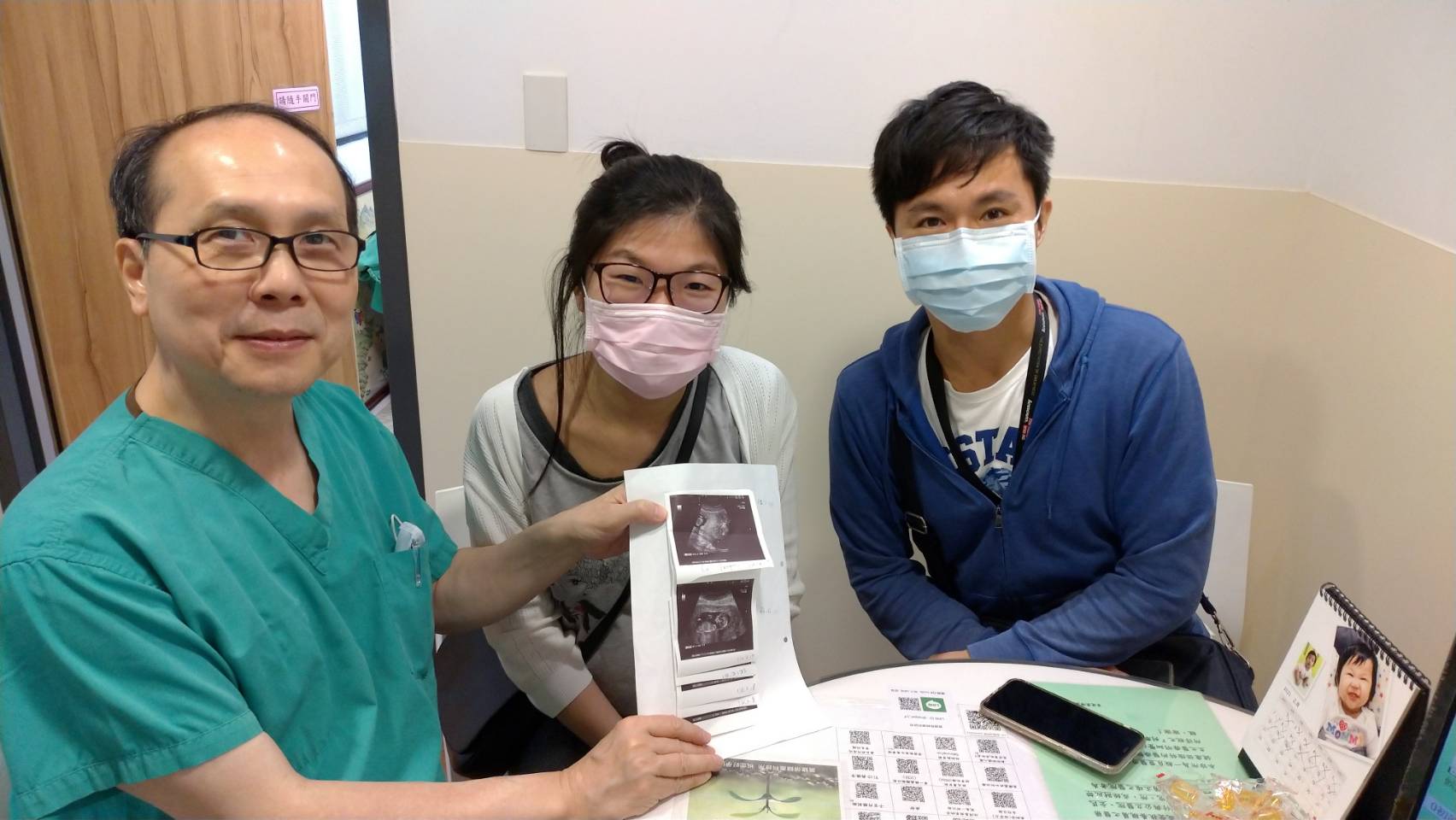 因為嚴重的肌腺症、巧克力囊腫及一側的輸卵管水腫的問題,導致很難受孕,跟黃醫師進一步討論,也決定做試管嬰兒,因此很幸運的懷一個寶寶