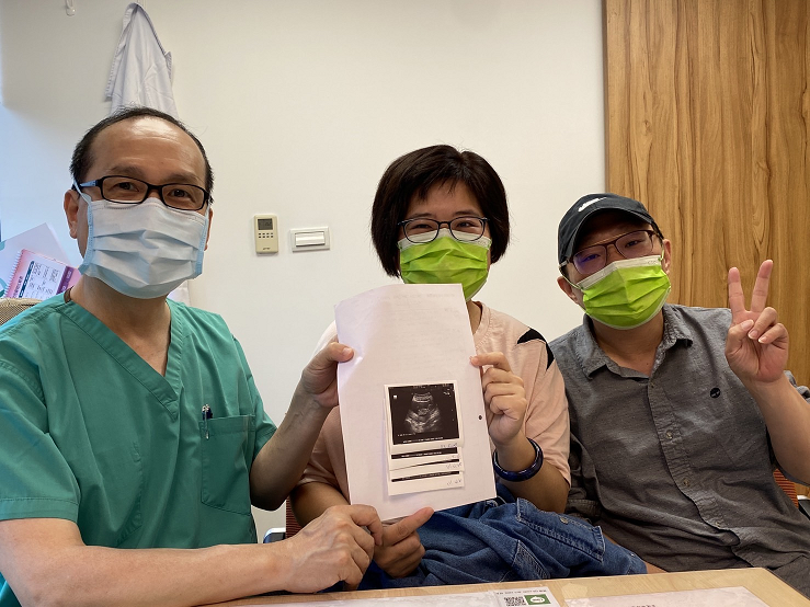 我是一名多囊性卵巢患者及右邊輸卵管堵塞,經過兩次人工失敗後於106 年到黃醫師診所諮詢,利用106 年冷凍胚胎再次成功懷上二寳,感謝黃醫師及專業的護理團隊