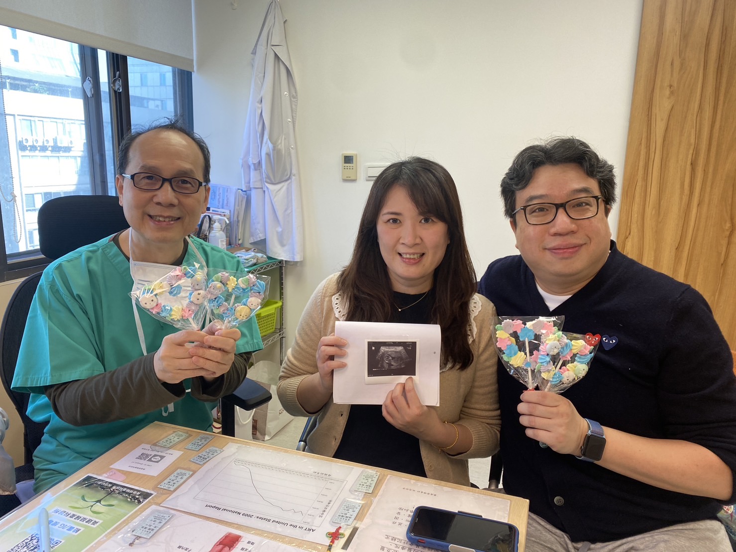 42歲的我在112年3月正式開始試管療程,112年我開了子宮肌瘤,取了3次卵,但只有一顆D3的胚胎,10月時黃醫師決定,將我38歲的7 顆卵解凍受精植入,很幸運第一次植入就懷孕了!