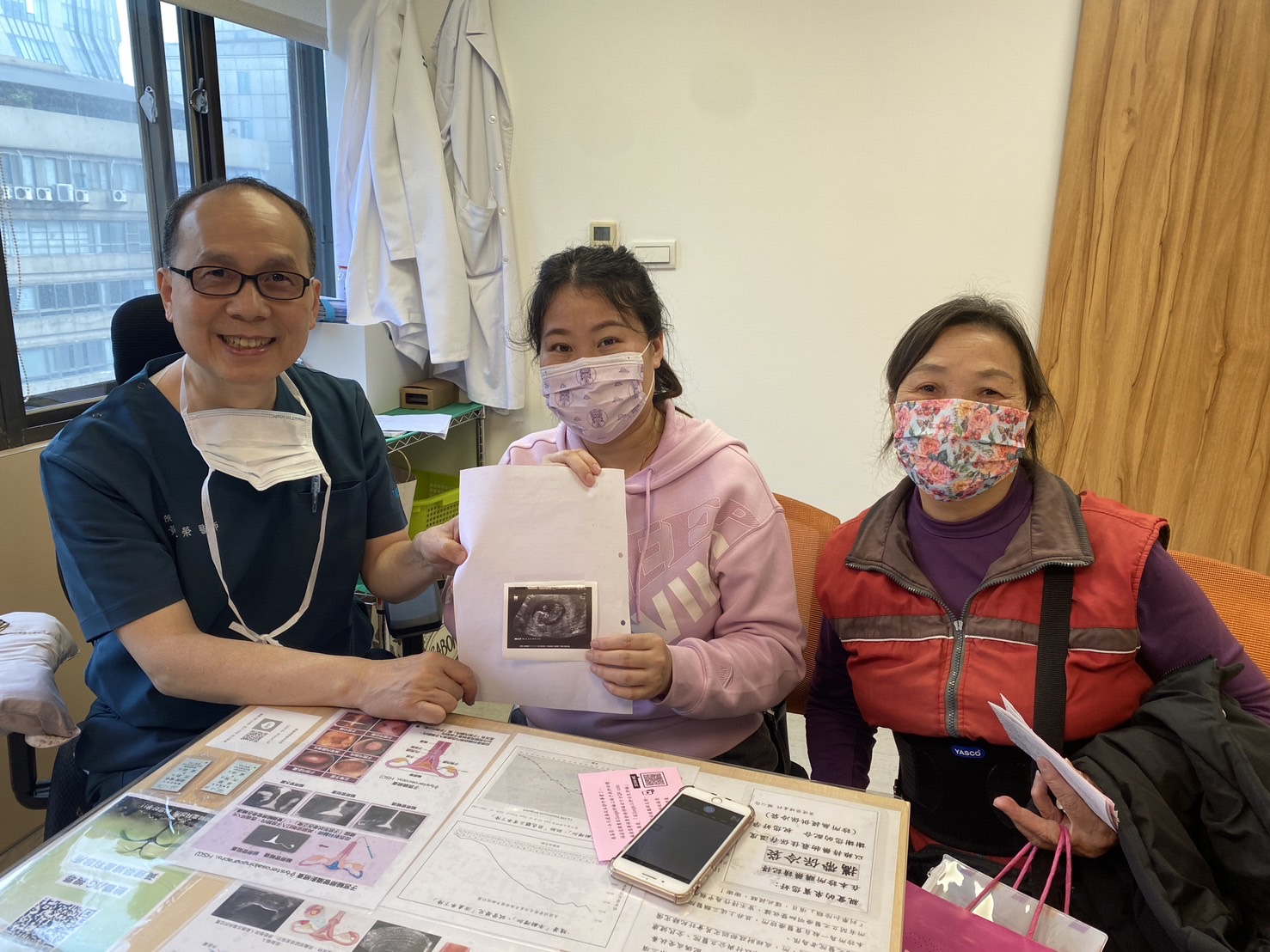 一度想放棄懷孕這件事,到後來朋友介紹了黃醫師,就決定把剩餘的胚胎轉入黃醫師的醫療團隊裡,繼續努力試看看